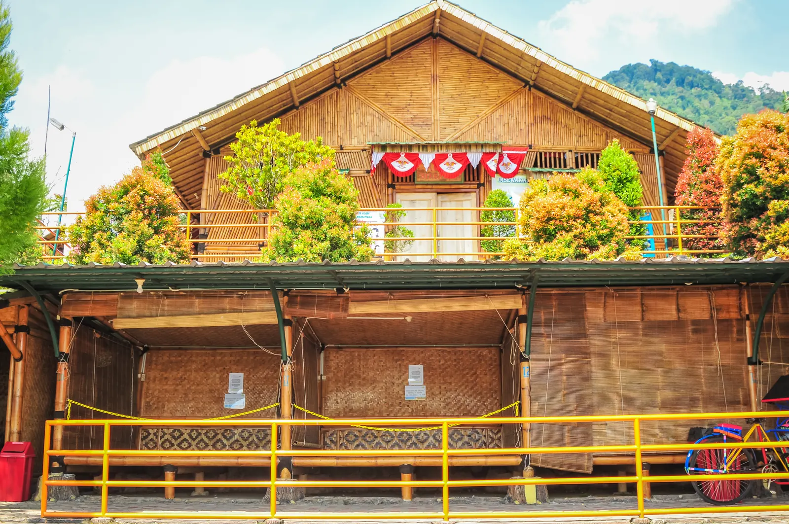 Saung di Villa Khayangan