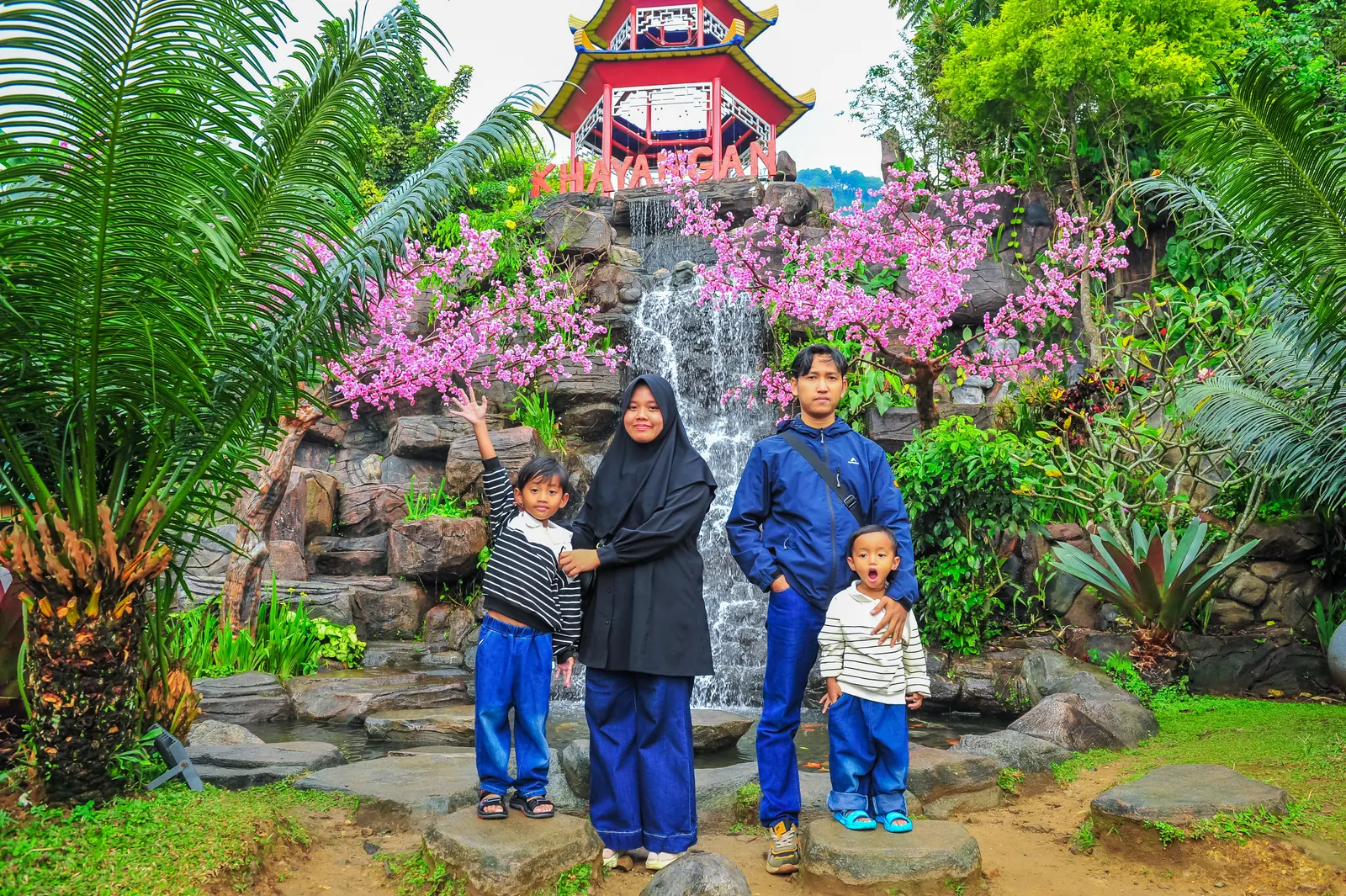 Spot Pagoda Air Terjun